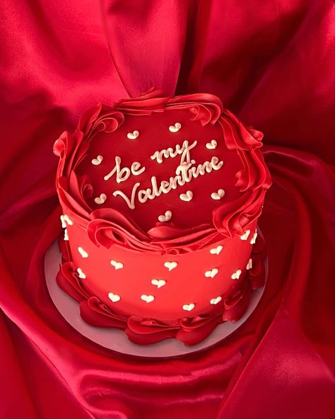 Mini Valentine Cakes, Frozen Castle Cake, Valentines Bakery, Valentines Cakes And Cupcakes, Valentine Heart Cake, Valentines Baking, Valentines Sweets, Heart Cakes, Simple Cake Designs