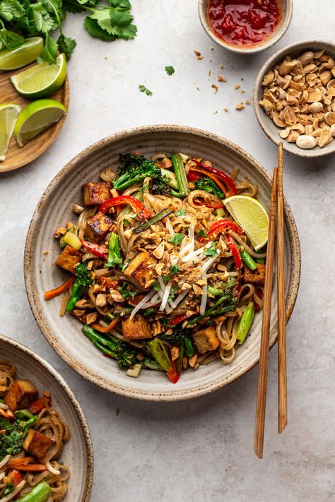 Healthier vegan pad thai - Lazy Cat Kitchen Pad Thai Tofu, Pad Thai Recipe Vegetarian, Tofu Pad Thai, Pepper Tofu, Broccoli Carrot, Vegan Pad Thai, Asian Vegetarian Recipes, Lazy Cat Kitchen, Vegan Asian Recipes