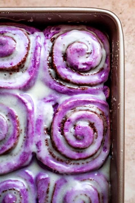 Asian Desserts, Filipino Desserts, Breakfast Cinnamon Rolls, Ube Dessert Recipe, Breakfast Cinnamon, Ube Recipes, Filipino Food Dessert, Purple Food, Cinnamon Rolls Recipe