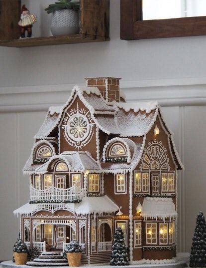 Gothic Gingerbread House, Fancy Gingerbread Houses, Victorian Gingerbread House, Homemade Gingerbread House, Gingerbread House Patterns, Gingerbread Creations, Cool Gingerbread Houses, Ginger House, Gingerbread House Designs