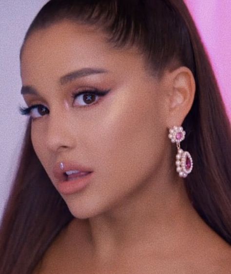 Ariana Grande “7 Rings” musicvideo Ariana Grande Twitter Header, Ariana Grande Twitter, Ariana Grande 7 Rings, Ariana Grande Makeup, Ring Icon, Ariana Grande Fans, Tiny Elephant, Ariana Grande Cute, Ariana Grande Style