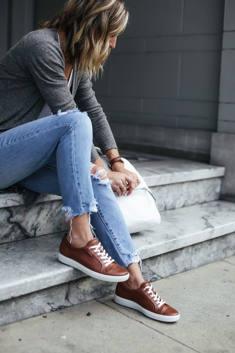 brown leather sneakers Tan Shoes Outfit, Leather Shoes Outfit, Leather Sneakers Outfit, Brown Shoes Outfit, Sneakers Outfit Casual, Brown Leather Sneakers, Tennis Outfits, Supportive Sandals, Sneaker Outfits Women