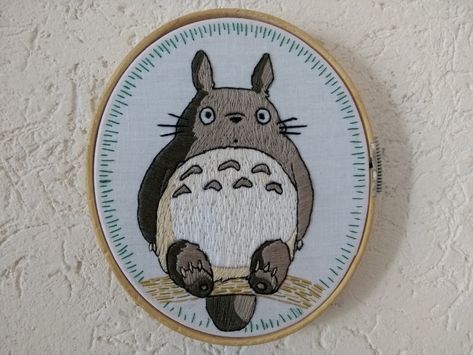 Totoro #embrodery #bordado #totoro Punch Needle Totoro, Totoro Embroidery, Ghibli Crafts, Appa Embroidery, Studio Ghibli Crafts, Diy Tote, Art Embroidery, Diy Tote Bag, Sewing Embroidery