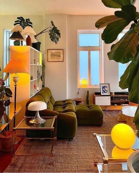 Green And Leather Living Room, Modern 70s Interior Design, Soviet Interior Design, Modern Vintage Apartment Decor, Funky Apartment Aesthetic, Maximalist Mid Century Modern, Mid Century Lounge Room, Italian Apartment Aesthetic, Modern Eclectic Apartment