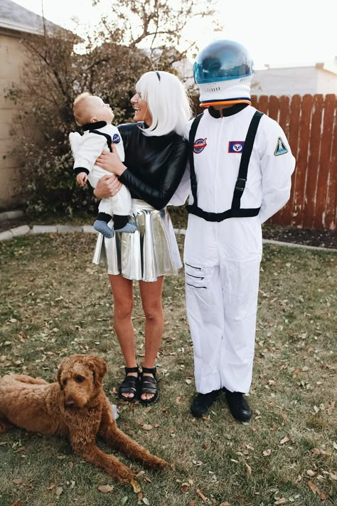 Mom Alien Costume, Astronaut And Alien Costume Family, Space Family Halloween Costume, Family Alien Halloween Costumes, Alien Family Halloween Costume, Alien Family Costume, Family Space Costumes, Astronaut Family Costume, Space Family Costume