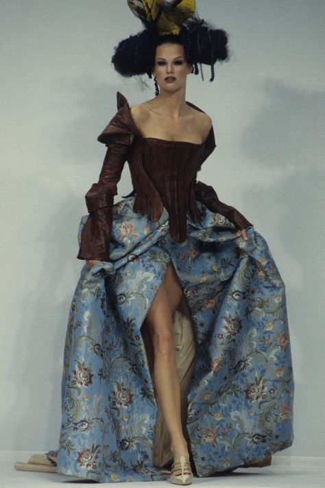 John Galliano Spring 1993 Ready-to-Wear Fashion Show Collection: See the complete John Galliano Spring 1993 Ready-to-Wear collection. Look 69 Channel Fashion Show, Galliano Dior, Chanel 2015, Ellie Saab, Magazine Vogue, Runway Fashion Couture, Stephane Rolland, Spring Couture, Zuhair Murad