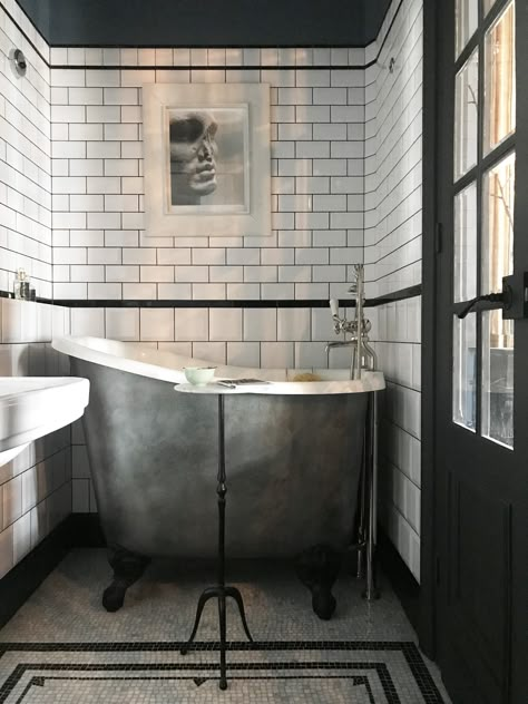 Trending on Remodelista: Everything You Need to Know About Bath Remodels Industrial Style Bathroom, Victorian Bathroom, Tiny Bathrooms, Round Art, Condo Ideas, Design Apartment, Bad Design, Clawfoot Tub, Small Bathrooms