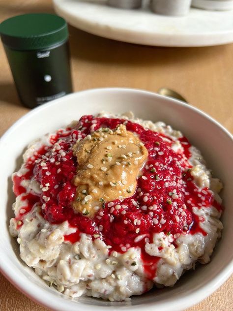 Nourishing Banana Raspberry Oatmeal | Upbeet & Kaleing It Oatmeal With Raspberries, Balanced Oatmeal Breakfast, Raspberry Porridge, Oatmeal Raspberry, Best Vegan Brownies, Raspberry Breakfast, Food Essentials, Vegan Zucchini Bread, Porridge Bowl