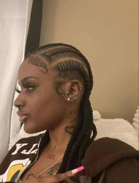 Hair Influencer, Different Ear Piercings, Pretty Ear Piercings, Big Box Braids Hairstyles, Face Piercings, Cute Ear Piercings, Cute Piercings, Piercings Unique, Girls Braids