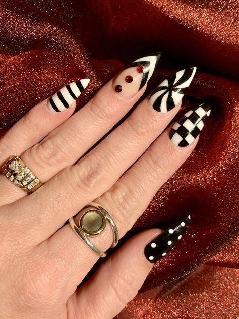 Jester Nail Art, Harlequin Nails Designs, Clown Inspired Nails, Clown Nails Halloween, Black And White Clown Nails, Clown Core Nails, Circus Themed Nails, Halloween Clown Nails, Circus Nails Designs