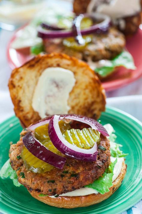 Salmon patty sandwiches on toasted buns are easy, inexpensive and taste so good.  #salmon patties #salmon sandwich #seafood sandwiches Croquette Sandwich, Mini Crab Cakes Appetizers, Salmon Croquette, Crab Cake Appetizer, Salmon Patty, Avocado Recipes Breakfast, Mini Crab Cakes, Recipe Salmon, Creamed Peas