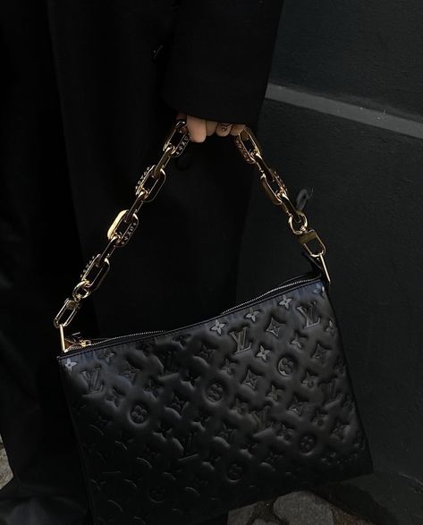 Black Louis Vuitton Bag, 2023 Vibes, Black Louis Vuitton, It Bag, Lv Bags, Gold Bag, Luxury Bag, Foto Ideas Instagram, Oui Oui