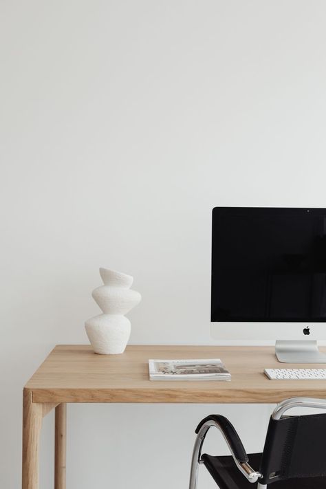 Minimalist Computer Desk, Mockup Desk, Work Desk Decor, Easy Decor, Minimalist Desk, Minimalist Photos, Interior Rendering, Office Desk Decor, Home Decorating Ideas