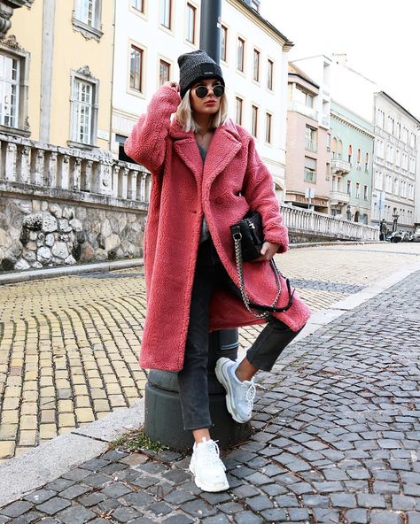 Winter look | Teddy coat | Street Style | Pink Teddy coat | Inspiration | Winter outfit @something_new_me Black Teddy Coat Outfit, Teddy Coat Street Style, Teddy Bear Coat Outfit, Pink Coat Outfit, Teddy Coat Outfit, Pink Teddy Coat, Look Winter, Winter Mode Outfits, Quoi Porter