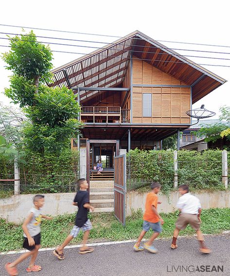 5 Wooden Stilt Houses You Will Love // Wooden Stilt House in Thailand Thai House Design, Wood House Design, Stilt Houses, Sainte Chapelle Paris, House Contemporary, Modern Tropical House, Tropical House Design, Gable House, Steel Framing