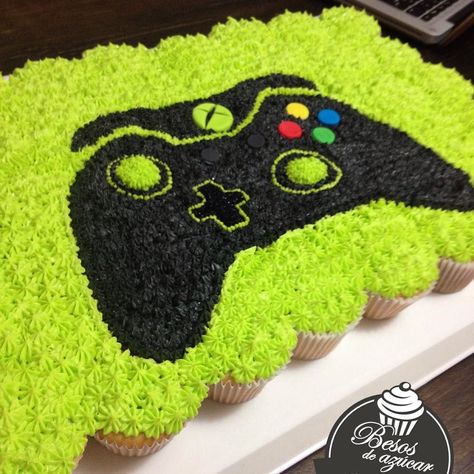 Control xbox betún punteado besosdeazucar.com Visita: http://ift.tt/2lXByyL Xbox Cupcake Cake, Xbox Pull Apart Cupcakes, Xbox Cupcakes Ideas, Gamer Bday Party Ideas, Video Game Birthday Party Cake, Xbox Cupcakes, Game Controller Cake, Gamers Party Ideas, Xbox Birthday Party