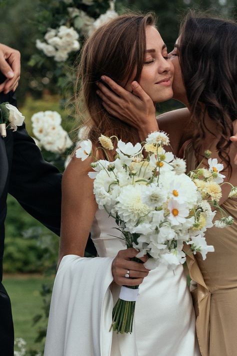 Cosmos Wedding Bouquet, Cosmos Wedding, Small Bridal Bouquets, Simple Wedding Bouquets, Brides Bouquet, White Wedding Bouquets, September Wedding, Wildflower Wedding, Wedding Destination