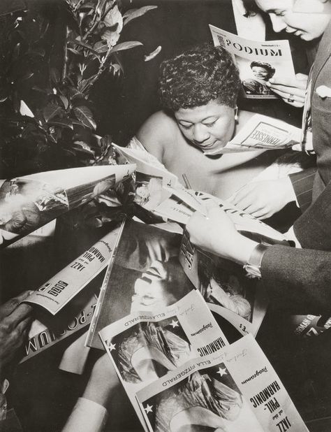 21 Dazzling Photos Of Jazz Legend Ella Fitzgerald Over The Years Ella Fitzgerald signing autographs at the concert series Jazz at the Philharmonic in Vienna in February 1954. Billy Holiday, Signing Autographs, Ella Fitzgerald, Vintage Black Glamour, Billie Holiday, Jazz Club, My Funny Valentine, Concert Series, Jazz Musicians