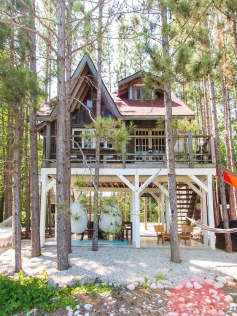 Treehouse Elevator, Treehouse Cabins, Cabin Retreat, Tree House Diy, Cool Tree Houses, Tree House Designs, Casa Country, Tiny House Cabin, Cabins And Cottages