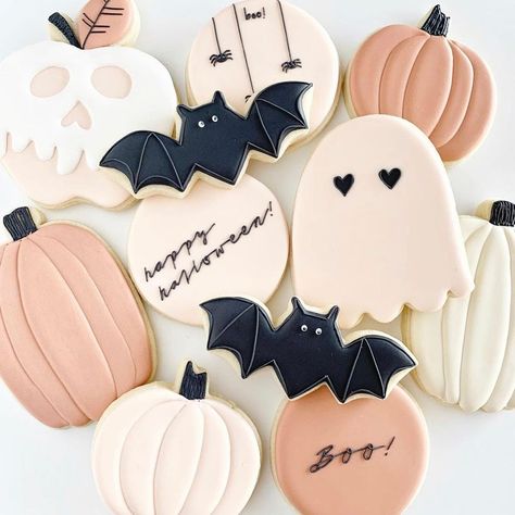 Halloween Sugar Cookies, Halloween Baking, Sugar Cookie Designs, Fall Cookies, Fancy Cookies, Cookie Inspiration, Halloween Desserts, Iced Cookies, Cute Cookies