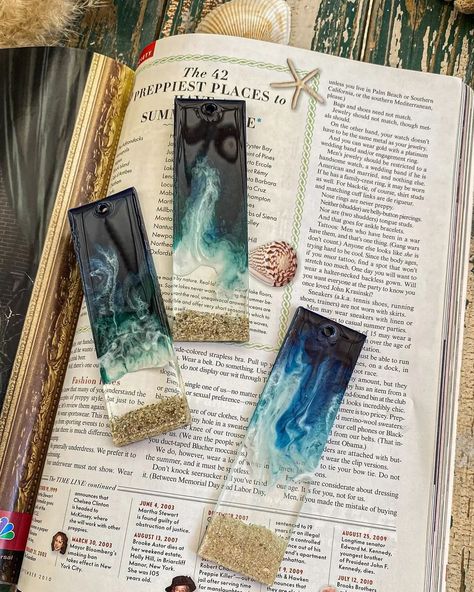 Have you ever seen beach themed resin Bookmark before? I have not. I am just stunned with the idea and the work. Loved the colours and white realistic looking waves ❤️ 💣 Original @ghazal_art.studio 🚀 Use #craftresin to be featured!⁠ 👉 Buy Ultimate Epoxy @craft.resin #resinart #resinbookmark #bookmark #resincrafts #craftresin #resinbookmarks #bookdecor #resin #resinartists #resinlover #resinartlover #resinoceanart #resinocean Epoxy Resin Bookmark Ideas, Epoxy Bookmark Ideas, Resin Bookmark Ideas, Epoxy Bookmark, Epoxy Resin Bookmark, Crystal Clear Epoxy Resin, Craft Resin, Resin Products, Bookmark Craft