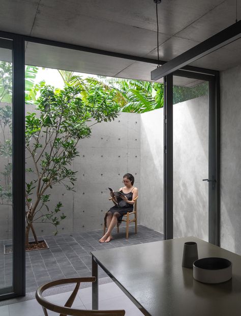 Indoor Courtyard, Courtyard Design, Simple House Design, Minimal House Design, Tropical House, Patio Interior, Interior Garden, Industrial House, House Architecture Design