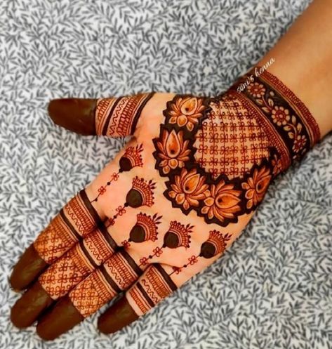 Latest 50 Karwa Chauth Mehndi Designs For Hands - Tips and Beauty Mehendi Designs For Hands Designer, Simpal Mehndi Designs, Designer Mehndi Designs Unique, Simpal Mehandi Designs, Raksha Bandhan Mehndi Designs, Teej Mehendi Design, Traditional Mehendi, Karwa Chauth Mehndi, Short Mehndi Design