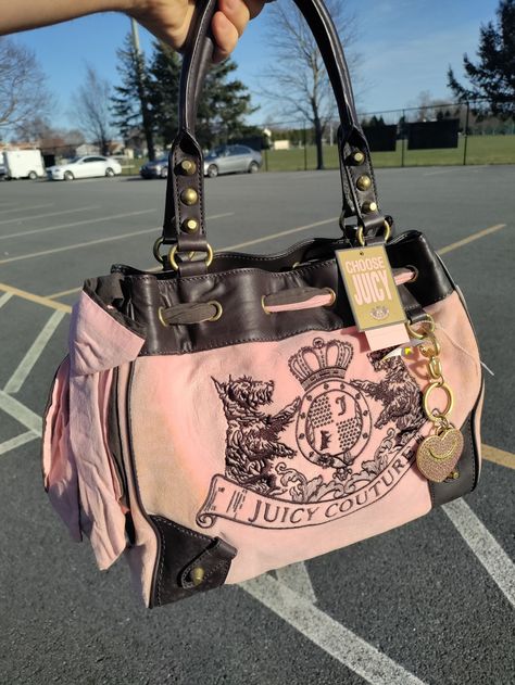 Thrift Find of the Year. ୨୧ Juicy Couture Bag Vintage, Y2k Juicy Couture Bag, Juicy Couture Bag Aesthetic, Juicy Couture Bag Outfit, Vintage Juicy Couture Bags, Juicy Culture, 2000s Bags, Juicy Bag, 00s Mode