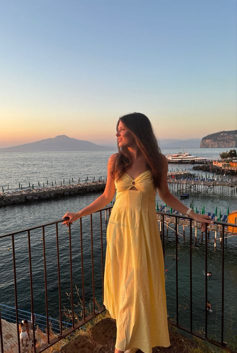 sunset dinner on the amalfi coast, sorrento italy Amalfi Outfits, Positano Outfits, Italy Aesthetic Outfit, Almafi Coast Italy, Amalfi Coast Outfits, Coast Outfit, European Girls, Italy Aesthetic, Europe Summer