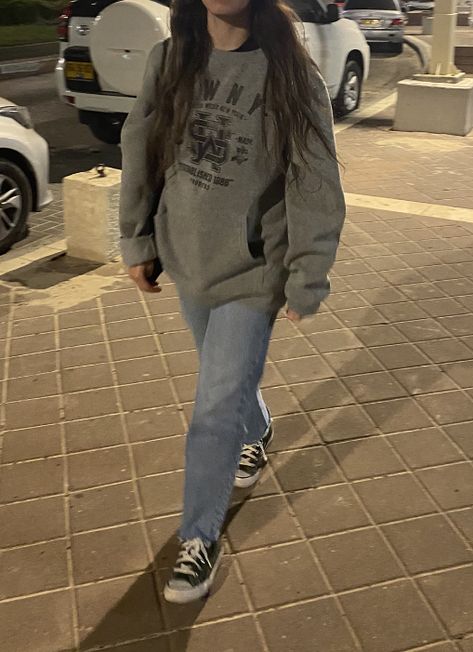 Sweater Jeans Converse Outfit, Baggy Sweater Jeans Outfit, Baggy Clothes Outfit With Converse, Women In Baggy Jeans, Baggy Sweatshirt Aesthetic, Hoodie And Jeans Aesthetic, Baggy Hoodie And Jeans, Baggy Sweater Outfits Aesthetic, Soft Baggy Aesthetic