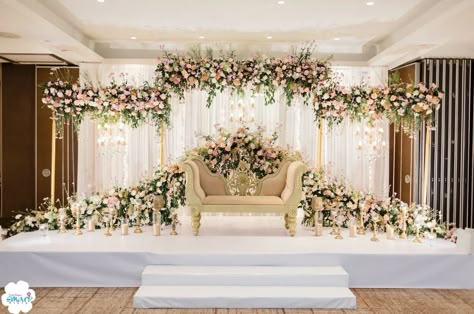 Wedding Throne Ideas, Stage Decorations Wedding Receptions Floral Design, Wedding Throne Designs, Simple Engagement Decorations Backdrops, Wedding Back Drop Reception, Marriage Reception Stage Decorations, Settee Back Wedding Decoration, Stage Decoration For Engagement, Wedding Throne Decoration