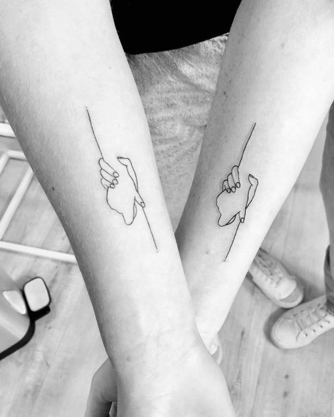 46 Sister Tattoos That Will Warm Your Heart | Are you thinking about getting some sibling ink? Take a look at these sister tattoos to find the right style of design for you. Lifestyle Tattoo Best Friends, Best Friends Tattoo, Pinky Promise Tattoo, Cute Sister Tattoos, Couple Tattoo Ideas, Tattoo Leggings, Promise Tattoo, Friends Tattoo, Best Couple Tattoos