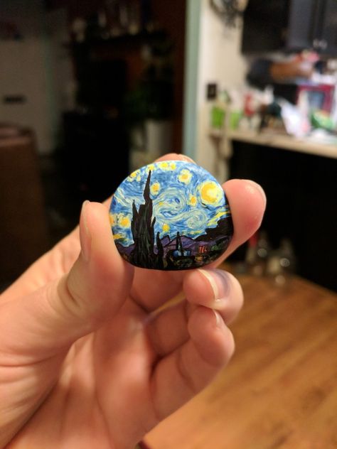 Van Gogh painted rock Van Gogh Rock Painting, Aesthetic Stone Art, Starry Night Craft, Aesthetic Rock Painting, فنسنت فان جوخ, Van Gogh Gifts, Starry Night Painting, Diy Rock Art, Desain Buklet