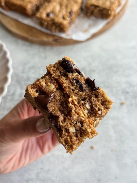 Almond Butter Oatmeal Bars - Something Nutritious Almond Butter Oatmeal Bars, Almond Butter Oatmeal, Banana Bread Bars, No Bake Oatmeal Bars, Easy To Make Snacks, Cinnamon Oatmeal, Oatmeal Muffins, Snack Bars, Oatmeal Bars