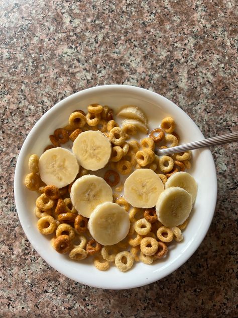 Cheerios Cereal with Banana Healthy Cheerio Snacks, Cereal Toppings, Cereal With Fruit, Cheerios Snacks, Coffee Perfume, Cheerios Cereal, Healthy Cereal, Bowl Of Cereal, Healthy Food Motivation