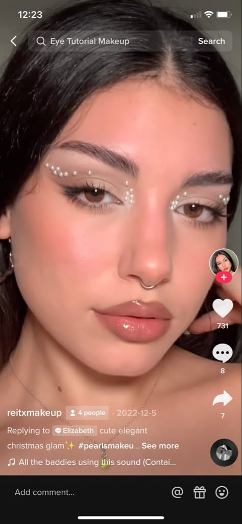 Pearls makeup look. Credit: @reitxmakeup on TikTok Pearl Festival Makeup, Diamond And Pearl Eye Makeup, Makeup W Pearls, Makeup Ideas Pearls, Pearl Sticker Makeup, Pearls On Face Makeup, Prom Makeup With Pearls, Perl Make Up, Pearls Eye Makeup