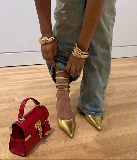 Outfit Elegantes, Heels Aesthetic, Gold Girl, Heels Outfits, Gold Pumps, Shoe Inspo, Gold Shoes, Jewelry Lookbook, Gold Heels