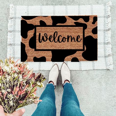 Cow Print Welcome Doormat - The Simply Rustic Barn Coir Rug Ideas, Western Door Mat Ideas, Country Door Mat, New House Decorating Ideas Budget, Western Door Mat, Diy Cow Decor, Doormat Painting Ideas, Fall Doormat Ideas, Diy Doormat Ideas