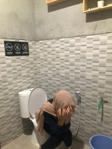 Pap Toilet, Hiding Face, Pose Fotografi, Beauty, Quick Saves, Design