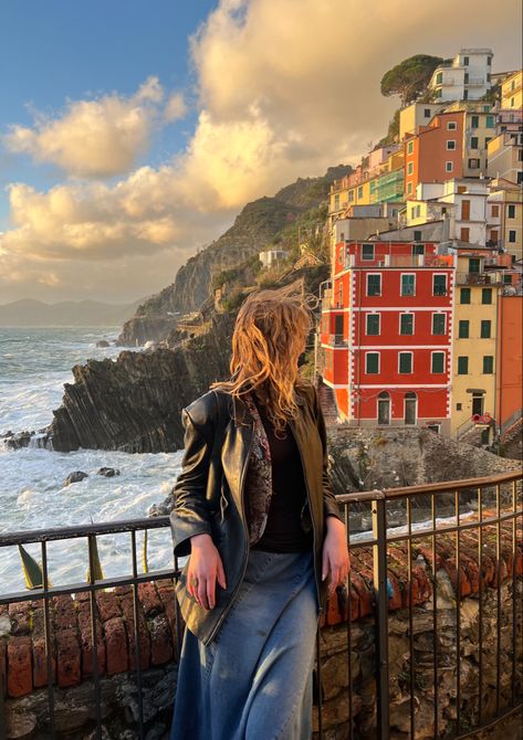 Cinque Terre Instagram Pictures, Italy Travel Aesthetic Outfits, Tuscany Outfits Winter, Italy Photoshoot Aesthetic, Sorrento Picture Ideas, Sicily Italy Photo Ideas, Italy Aesthetic Outfit Fall, Sicily Winter Outfit, Siena Photo Ideas