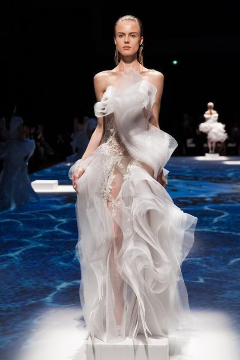 Alexandra Mcqueen, Fashion Design Inspiration, Julien Macdonald, White Gown, Dior Haute Couture, Looks Party, Couture Mode, Looks Street Style, Gorgeous Wedding Dress