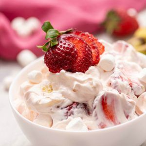 Cheesecake Salad Recipe, Desert Salad, Ww Salads, Desert Salads, Dessert Salad Recipes, Strawberry Cheesecake Salad, Cheesecake Fluff, Sweet Salad, Sweet Salads