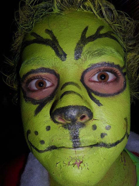 Grinch's Makeup Pre Shower Makeup Ideas Easy Funny, Grinch Makeup Kids, Wednesday Sleepover, Uwu Pictures, Goofy Makeup, Funny Face Paint Ideas, Funny Makeup Looks, Grinch Face Paint, Ugly Makeup