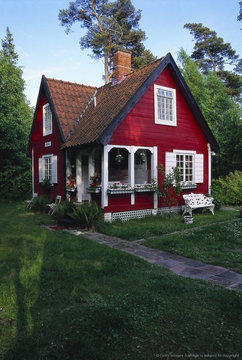 So adorable!  I could live in this!  In Fact, I have a husband who could build this for me!!! Minecraft Hus, Small Cottage House Plans, Small Cottage Homes, Little Cottages, Small Cottages, Casa Country, Red Cottage, Casa Vintage, Tiny Cottage