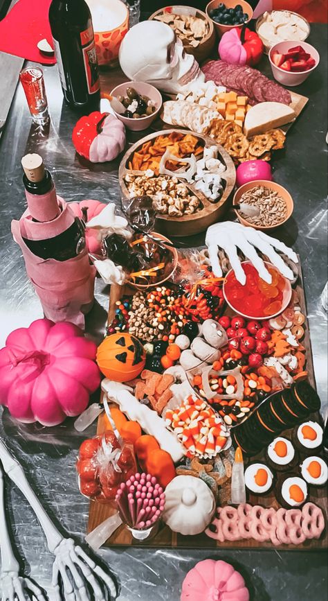 Spooky Girls Night, Halloween Movie Night Ideas, Halloween Movie Night Party, Girls Night In Food, Halloween Party Girls, Halloween Charcuterie Board, Halloween Potluck, Movie Night Ideas, Halloween Sleepover