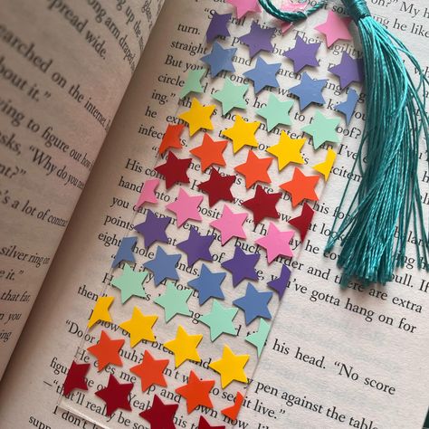 ✨There’s more …✨ You all have absolutely loved the Rainbow Hearts bookmark so of course I had to make a star one. How stunning is this ?! I’m absolutely obsessed with the rainbow effect the different coloured vinyl creates. It’s so visually pleasing and will brighten up any book you’re reading 😍 ❓what do you prefer, the hearts or the stars ? 〰️〰️〰️ 🏷️ #bookworm #bookish #booklover #readerlife #readersofinstagram #rainbow #pride #lgbtqplus #gaybookmark #booknerd #giftsforbooklovers #gi... Stars Bookmark, Star Bookmark, Heart Bookmark, Rainbow Stars, Unique Bookmark, Cute Bookmarks, Rainbow Star, Gifts For Bookworms, Acrylic Plastic