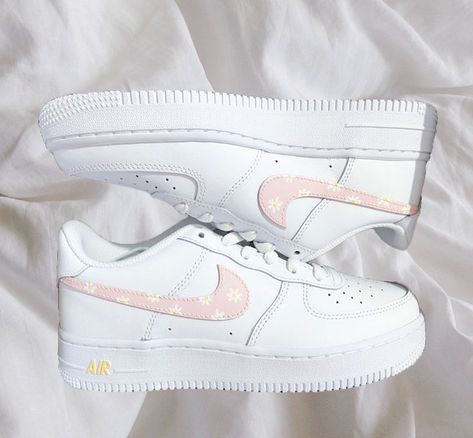 Παπούτσια Nike Free, Tenis Air Force, Custom Nike Air Force 1, Custom Nike Air Force, Boty Nike, Custom Nike Air, White Chrysanthemum, Pretty Shoes Sneakers, Preppy Shoes