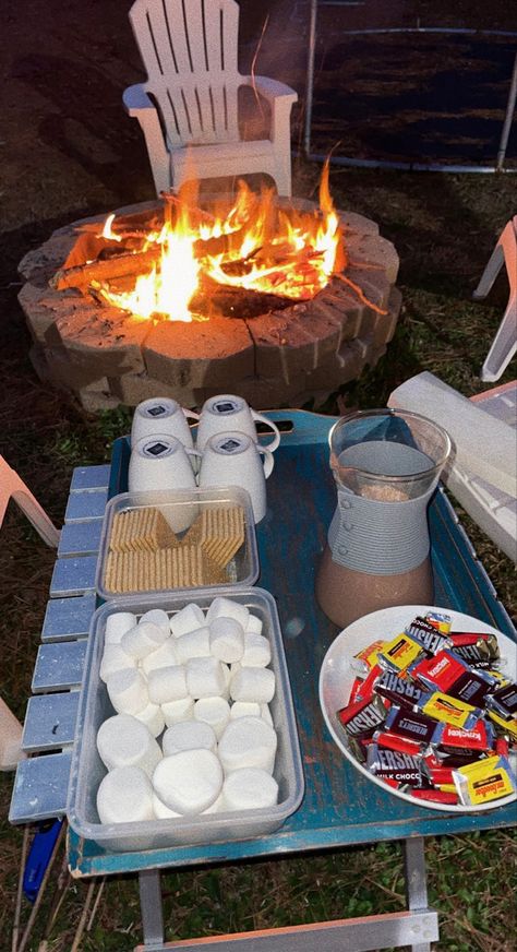 Simple Camping Meals, Camping Dinner Ideas, Fun Summer Bucket List, Campfire Snacks, Summer Bucket List Ideas, Pyjamas Party, Camping Snacks, Bonfire Party, Easy Camping Meals