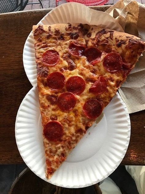 Pizza Slice Aesthetic, Easy Snacks For Party, Pictures Of Pizza, Easy Snacks Ideas, Snacks Ideas For Kids, Snacks For Party, Restaurant Foods, Slice Pizza, Yummy Pizza