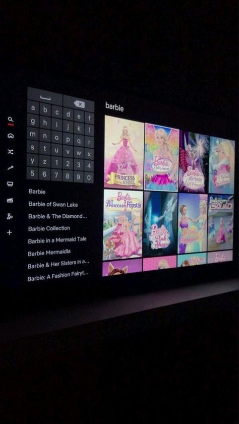 Netflix Movies Aesthetic, Barbie Na Tv Fake Story, Barbie Ig Story, Fake Story Netflix Tv, Netflix Ig Stories, Movies Story Instagram, Foto Fake Netflix, Barbie New Movie, Barbie Instagram Story